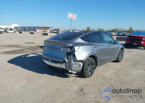 2024 Tesla Model Y Long Range Dual Motor All-Wheel Drive z USA, uszkodzony, nr VIN 7SAYGDEE9RA330471